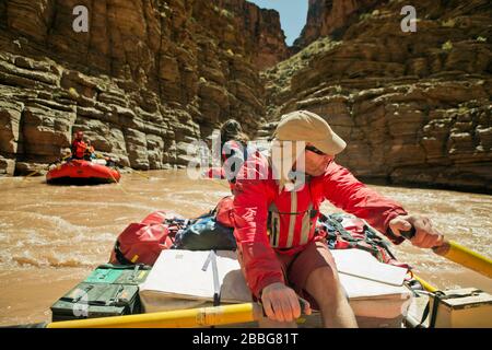 Porträt einer Gruppe von Freunden Rafting am Fluss. Stockfoto