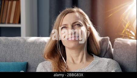 Frau, die mit Kopfschuss Musik hört Stockfoto