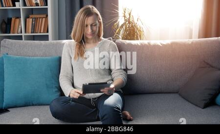 Reife Frau mit digital-Tablette Stockfoto