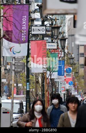 Tokio, Japan. März 2020. Fußgänger, die Gesichtsmasken tragen, gehen am Dienstag, 31. März 2020 im Einkaufsviertel Ginza in Tokio, Japan. Foto von Keizo Mori/UPI Credit: UPI/Alamy Live News Stockfoto