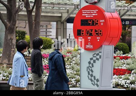 Tokio, Japan. März 2020. Eine Countdown-Uhr für die Olympischen Spiele in Tokio 2020 zeigt die verbleibenden Tage bis zum neuen Starttermin in Roppongi Hills in Tokio, Japan am Dienstag, 31. März 2020. Foto von Keizo Mori/UPI Credit: UPI/Alamy Live News Stockfoto