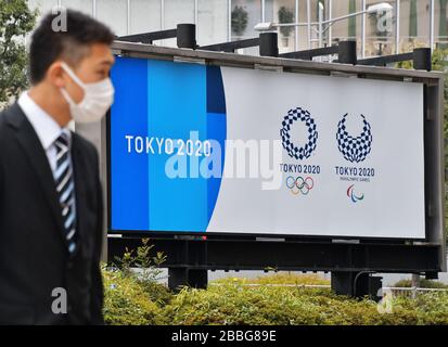 Tokio, Japan. März 2020. Ein Banner für die Olympischen Spiele in Tokio wird am 26. März 2020 in der Nähe der Tokioter Station in Tokio, Japan, angezeigt. Foto von Keizo Mori/UPI Credit: UPI/Alamy Live News Stockfoto