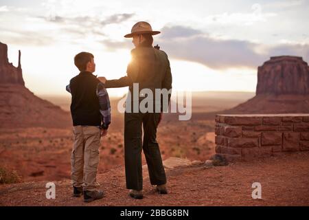 Park Ranger im Gespräch mit einem kleinen Jungen in einem Nationalpark Stockfoto