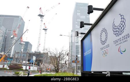 Tokio, Japan. März 2020. Ein Banner für die Olympischen Spiele in Tokio wird am 26. März 2020 in der Nähe der Tokioter Station in Tokio, Japan, angezeigt. Foto von Keizo Mori/UPI Credit: UPI/Alamy Live News Stockfoto