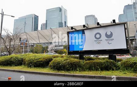 Tokio, Japan. März 2020. Ein Banner für die Olympischen Spiele in Tokio wird am 26. März 2020 in der Nähe der Tokioter Station in Tokio, Japan, angezeigt. Foto von Keizo Mori/UPI Credit: UPI/Alamy Live News Stockfoto