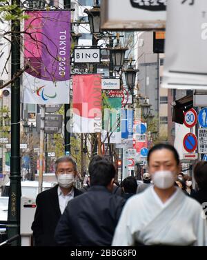 Tokio, Japan. März 2020. Fußgänger, die Gesichtsmasken tragen, gehen am Dienstag, 31. März 2020 im Einkaufsviertel Ginza in Tokio, Japan. Foto von Keizo Mori/UPI Credit: UPI/Alamy Live News Stockfoto