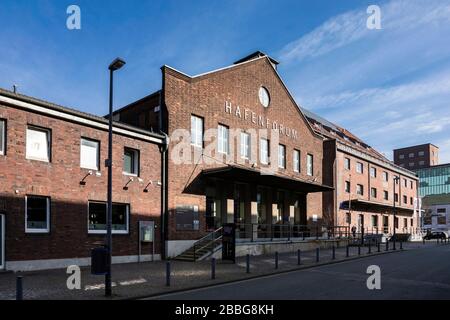 Hafenforum in einem ehemaligen Lagerhaus im Innenhafen von Duisburg, das von Restaurants und der IGBCE union genutzt wird Stockfoto
