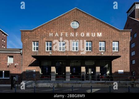 Hafenforum in einem ehemaligen Lagerhaus im Innenhafen von Duisburg, das von Restaurants und der IGBCE union genutzt wird Stockfoto
