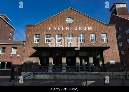 Hafenforum in einem ehemaligen Lagerhaus im Innenhafen von Duisburg, das von Restaurants und der IGBCE union genutzt wird Stockfoto
