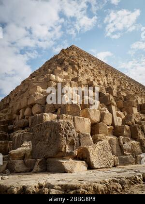 airo, Ägypten, Januar 2020, die große Pyramide von gizeh, die vom Boden nach oben blickt Stockfoto