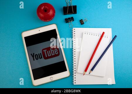 Kiew, Ukraine - 31. März 2020: YouTube auf dem iPad. Desktop. Notebook und Stift, Studie ist ferngesteuert. Fernunterricht. Stockfoto