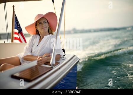 Glückliche Frau Mitte Erwachsene, die auf einem Boot entspannt Stockfoto
