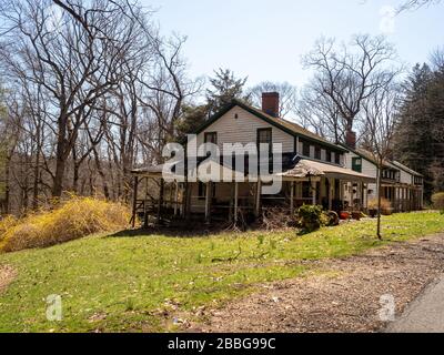 Verfallendes Haus im historischen halb verlassenen Dorf Feltville, historischer Bezirk von Berkeley Heights, New Jersey, USA Stockfoto