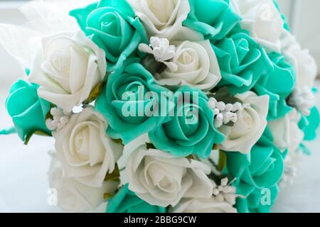 Handgefertigtes Blumenstrauß für die Frau, hauptsächlich Blumenstrauß mit weißen und blauen Rosen. Blumen sehen wie perfekt aus. Stockfoto