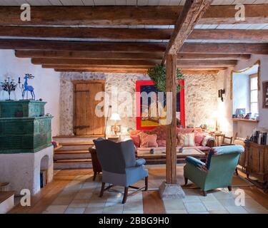 Grüner Kachelofen in Studie mit Holz getäfelten Wänden und Messing