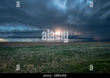 Sturm mit Blitzschlag über ein ländliches Feld in Nebraska, Vereinigte Staaten Stockfoto