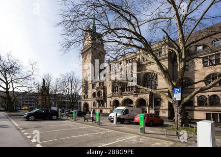 Parkplatz vor dem Rathaus von Duisburg mit elektrischen Ladestellen. Stockfoto