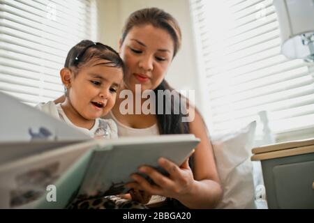 Mutter und Tochter gemeinsam ein Buch zu lesen Stockfoto