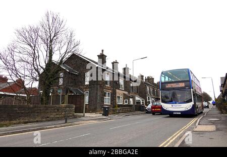 New Mills, Derbyshire 31. März 2020. Busse fahren noch während der Coronavirus Pandemie, obwohl es nur wenige Passagiere gibt. Während die Regeln der Regierung lauten, dass alle in einem Haus bleiben sollten, um die Verbreitung des Virus zu verhindern, können die Menschen einmal am Tag zu Fuß oder zu anderen Übungen gehen. Stockfoto