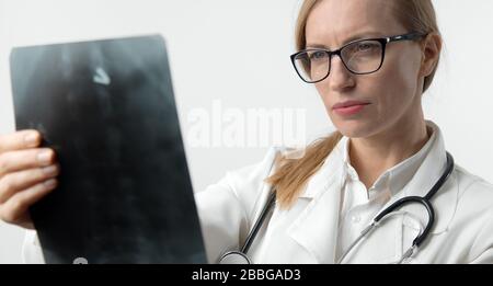 Weibliche Ärztin untersucht Röntgenbild Stockfoto