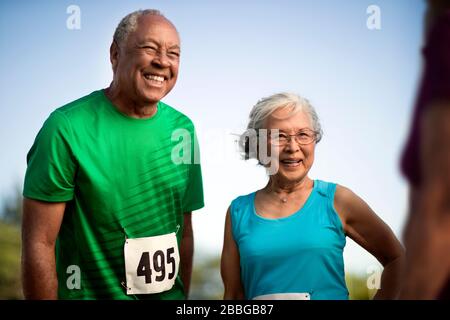 Lächelnde Senioren bei einer Sportveranstaltung Stockfoto