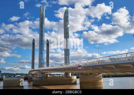 Die vertikale Brücke Jacques Chaban-Delmas, die den Fluss Garonne bei Bordeaux überspannt. Sie ist die längste Hochhubbrücke Europas. Stockfoto