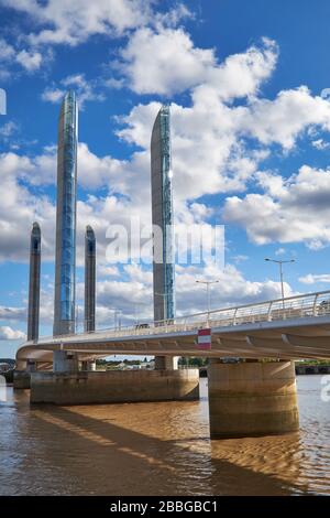 Die vertikale Brücke Jacques Chaban-Delmas, die den Fluss Garonne bei Bordeaux überspannt. Sie ist die längste Hochhubbrücke Europas. Stockfoto