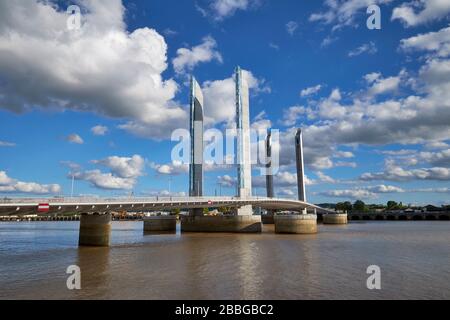 Die vertikale Brücke Jacques Chaban-Delmas, die den Fluss Garonne bei Bordeaux überspannt. Sie ist die längste Hochhubbrücke Europas. Stockfoto