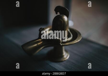 Nahaufnahme der Shiva-Linga-Statue, ein Symbol oder eine Ikone des Hindu-Gottes Shiva, der früher zur Durchführung von Puja oder gebeten verwendet wurde Stockfoto