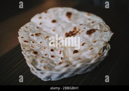 Vegetarische Tortillas aus Mehl. Vedische indische Küche. Nahaufnahme. Stockfoto