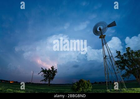 Sturm mit Wolke zum Wolkenblinken über alter Bauernwindmühle in Texas, Vereinigte Staaten Stockfoto