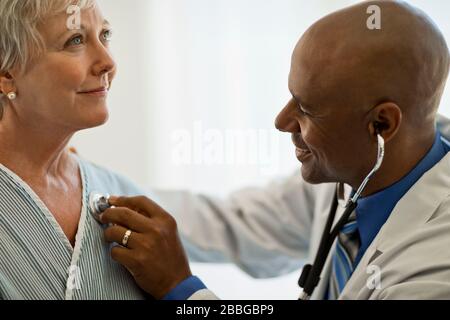 Frau, die ihren Herzschlag von ihrem Arzt überprüfen ließ Stockfoto