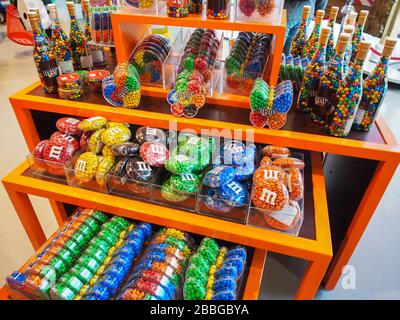 Innenseite des M&MS World Store: Schokoladengeschenke, Kunstwerke, Goodies, Kleidung - London Stockfoto