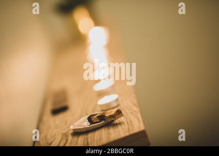 Räucherstäbchen aus Holz brennt im Raum. Nahaufnahme. Stockfoto