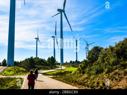 Windmühlen zur Erzeugung elektrischer Energie. Windpark für erneuerbare, alternative und nachhaltige Energie, Provinz Barcelona Stockfoto