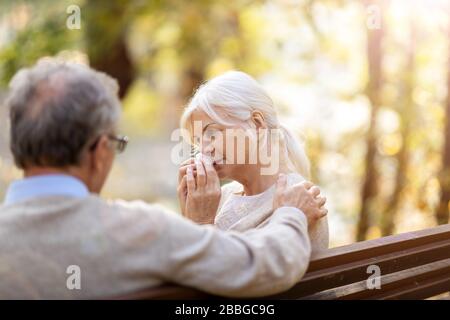 Depressive Seniorin tröstet durch älteren Mann Stockfoto