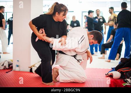 Weibliche Kapaps und krav Maga Schüler trainieren Messer entwaffnen Verriegelungstechniken auf dem Woman Self-Defence Martial-Arts-Seminar Stockfoto