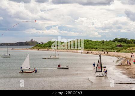 Segeljollen am Strand an einem luftigen Sommertag in der Nähe von Embleton, Northumberland, Großbritannien. August 2018. Stockfoto