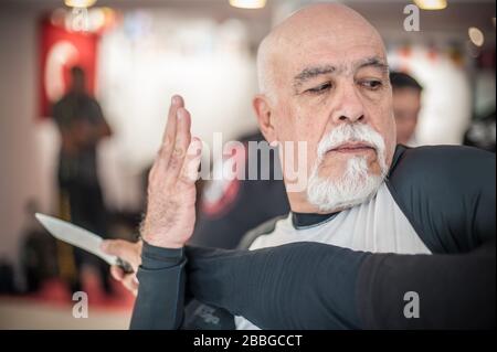 Kapap und krav Maga Sensei Trainer zeigen Messer behandeln Selbstverteidigungs-Kampftechniken Stockfoto