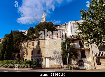 Spaziergang durch die Straßen von Novi Vinodolski, Kroatien Stockfoto