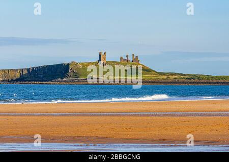 Dunstanburgh Castle, erbaut im 14. Jahrhundert, von der Embleton Bay in Northumberland, Großbritannien. September 2018. Stockfoto