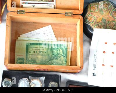 CASTA, SLOWAKEI - 31. AUGUST 2019:100 Kronen der Tschechoslowakei in Holzkassel auf dem Freilichtmarkt für alte Dinge auf dem Gelände der Burg aus rotem Stein Stockfoto