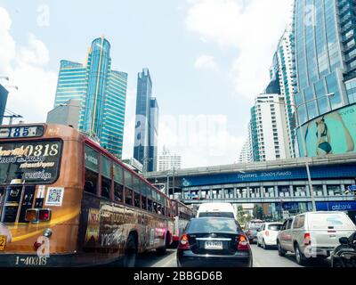 Bangkok, Thailand - 25. März 2020: Asoke-Kreuzung, Staus auf der Sukhumvit 23-Straße in Bangkok, Thailand. Stockfoto