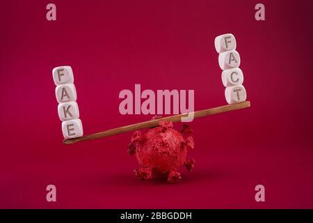 Social Media-Konzept. Corona Virus Fake News Konzept. Skala auf rotem Hintergrund Stockfoto