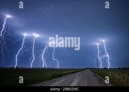 Sturm mit Wolke zu Boden Blitzschlag blinkt über der alten Landstraße in Kansas United States 4 Bildkomposition Stockfoto