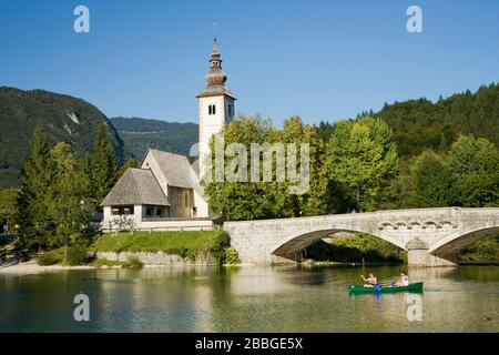 Bohinjer See mit Kirche St. Johannes der Täufer im Hintergrund, Triglav Nationalpark, Slowenien Stockfoto