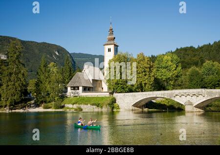 Bohinjer See mit Kirche St. Johannes der Täufer im Hintergrund, Triglav Nationalpark, Slowenien Stockfoto