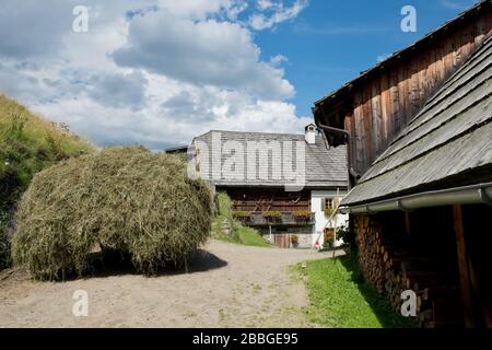 Historisches, österliches Bauernhaus am Steilhang im Bergtal, Österreich Stockfoto