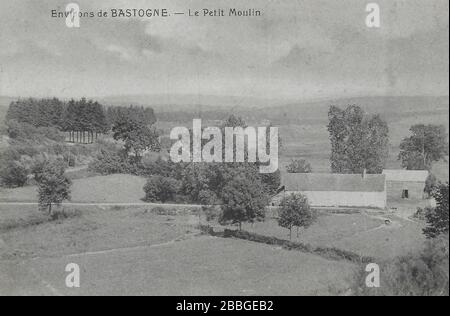 Postkarte von 1910-1935 von Le Petit Moulin in Bastogne, die eine ländliche Landschaft in der belgischen Landschaft der Ardennen zeigt Stockfoto