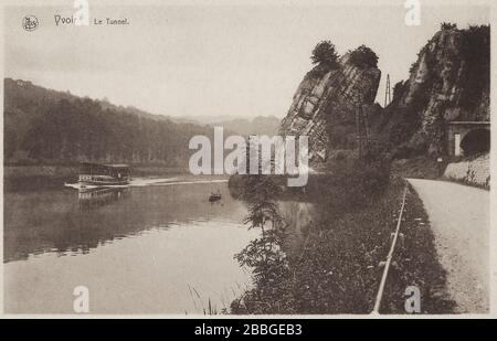 Postkarte aus den Jahren 1920 bis 1930 mit einem Touristenboot auf der Maas, Rochers de Fidevoye und dem Eisenbahntunnel in Dorinne, Colline de Tricointe Stockfoto